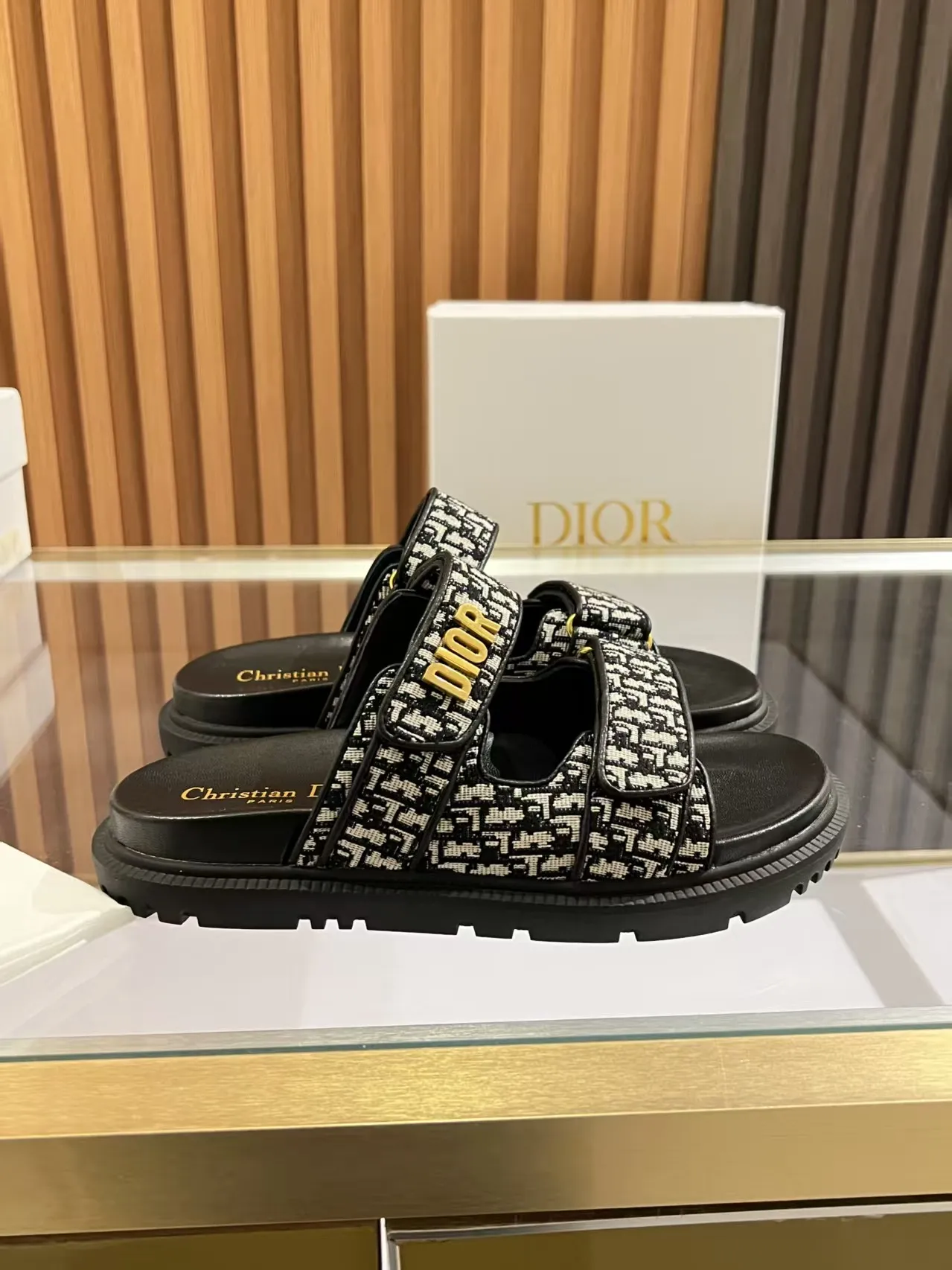 👟👟Ex-factory price 480👟👟 Dior classic popular sandals Step into the fashion territory of Dior slippers and encounter the ultimate fusion of elegance and comfort. The upper is engraved with the Christian Dior Paris logo using exquisite embroidery technology. The delicate stitching tells the brand's profound heritage and is fully recognizable.   Made of high-quality materials, it feels soft and fits your feet, as if it is a gentle care tailor-made for your feet. The sole is carefully designed and engraved with Christian Dior's lucky star symbol. It is not only a beautiful embellishment, but also provides reliable grip, making every step steady and secure.   It has a simple design and is easy to put on and take off. Whether it is a lazy weekend or a pleasant vacation, it can be easily adapted. Whether paired with casual shorts, casual jeans, or an elegant dress, Dior slippers can instantly enhance the overall style and show a casual fashion attitude.   Dior slippers, in the name of fashion, inject luxurious charm into your life and accompany you with every step you take with confidence and elegance. Material: Fine genuine cowhide upper, outsole, TPR, non-slip and wear-resistant, code number: 35-41 (42 customized)
